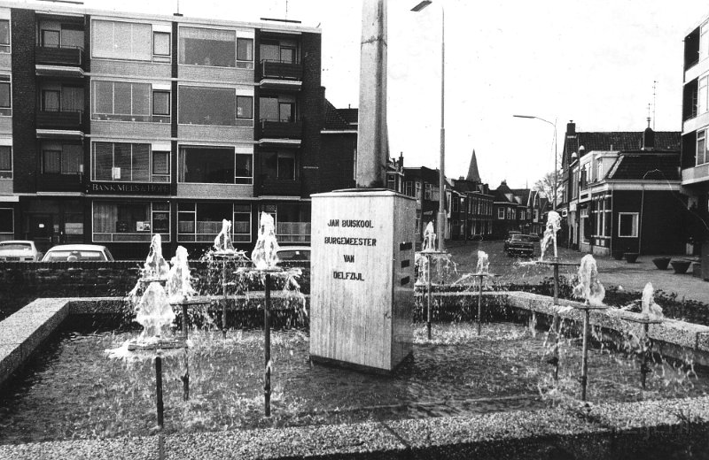 Buiskoolplein monument op nieuwe plaats 1973.jpg